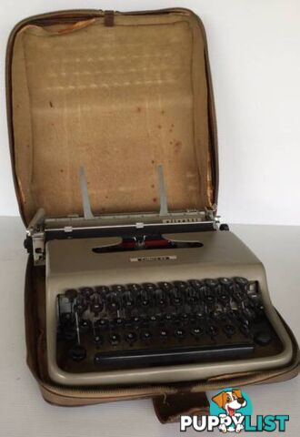 Vintage Olivetti Lettera 22 typewriter All parts moving In or