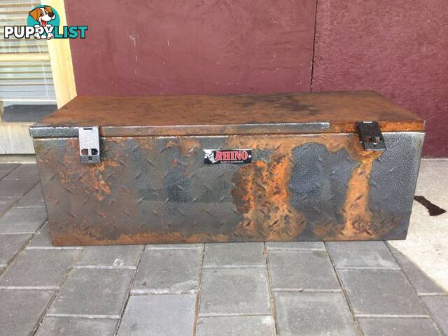 Large metal tool box Paint flaked off, has surface rust Double ha