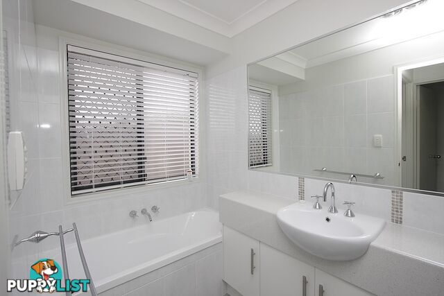 2/20 Charlton Place REGENTS PARK QLD 4118