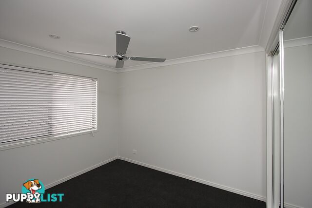 2/20 Charlton Place REGENTS PARK QLD 4118