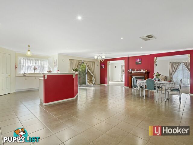 84 Stirling LAKES ENTRANCE VIC 3909