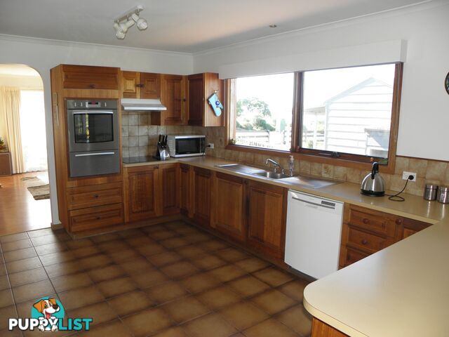 135 Myer Street LAKES ENTRANCE VIC 3909