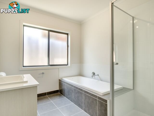 11 Ewing Court LAKES ENTRANCE VIC 3909