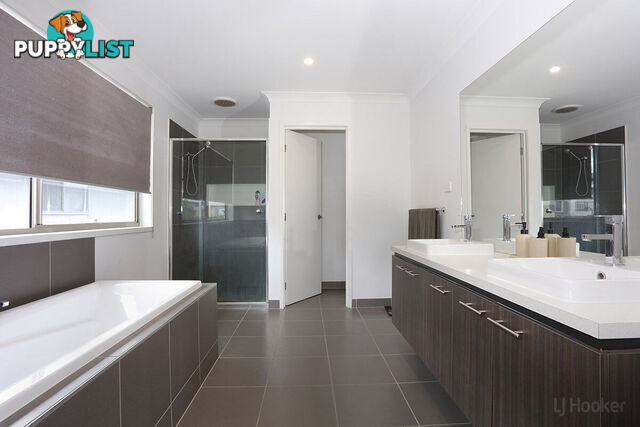 67 Harbour Rise HOPE ISLAND QLD 4212