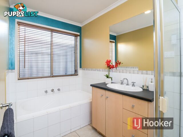 11 Chatswood Drive NARRE WARREN SOUTH VIC 3805