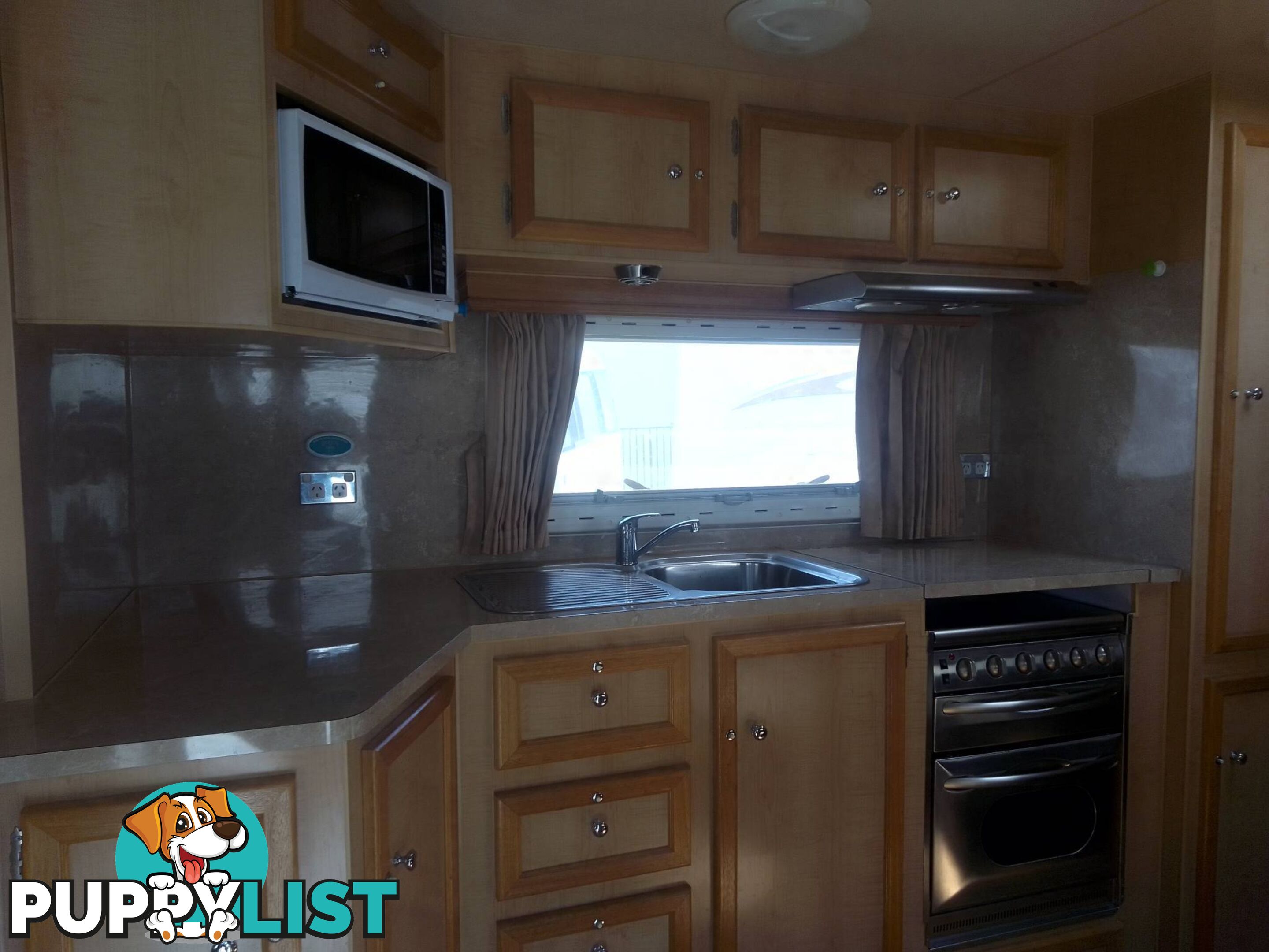 USED 2009 SPACELAND TOURING CARAVAN 26FT