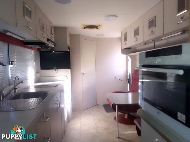 USED 2009 AUSTRALIS 7600 DUAL AXLE TOURING CARAVAN