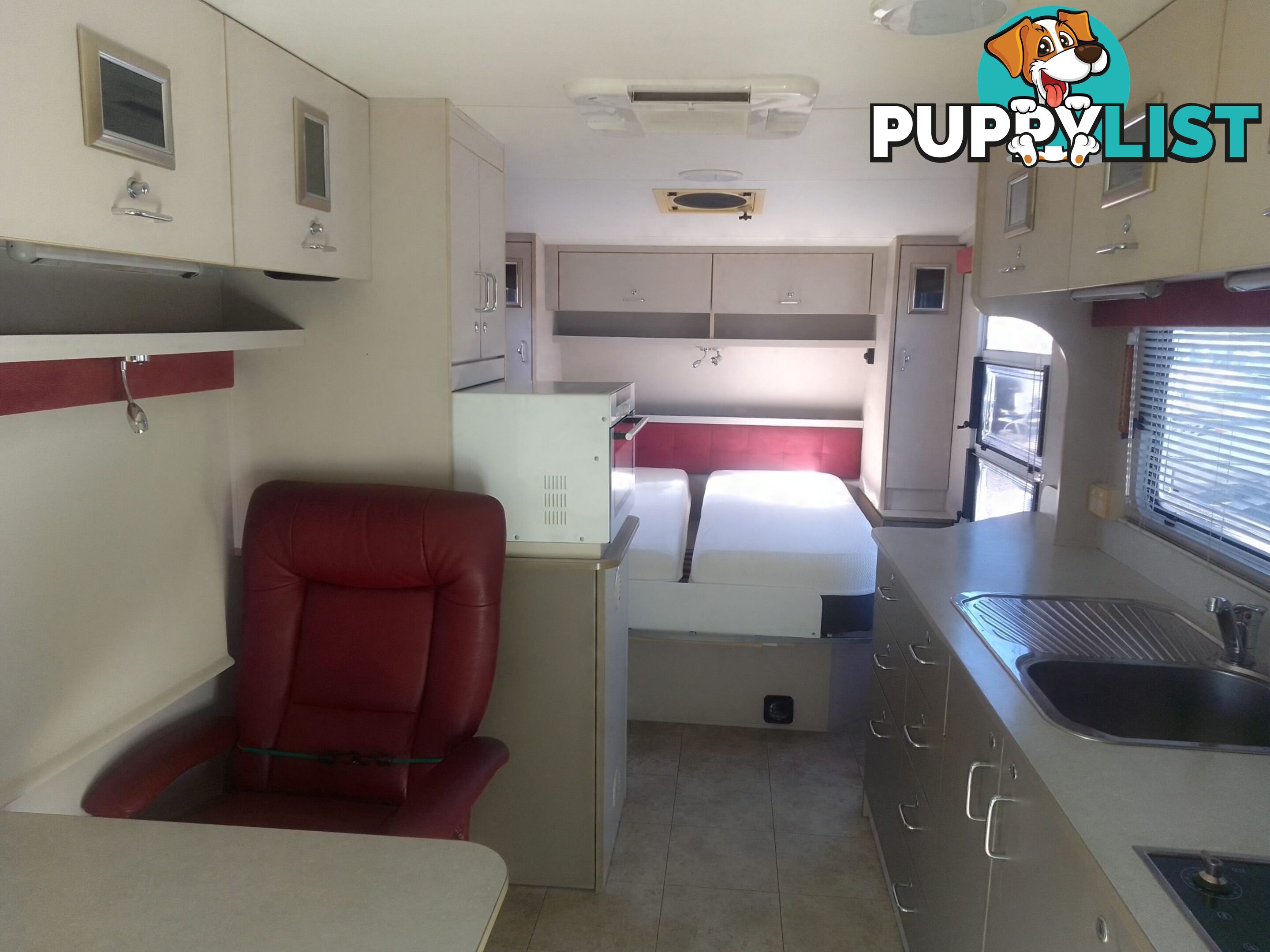 USED 2009 AUSTRALIS 7600 DUAL AXLE TOURING CARAVAN