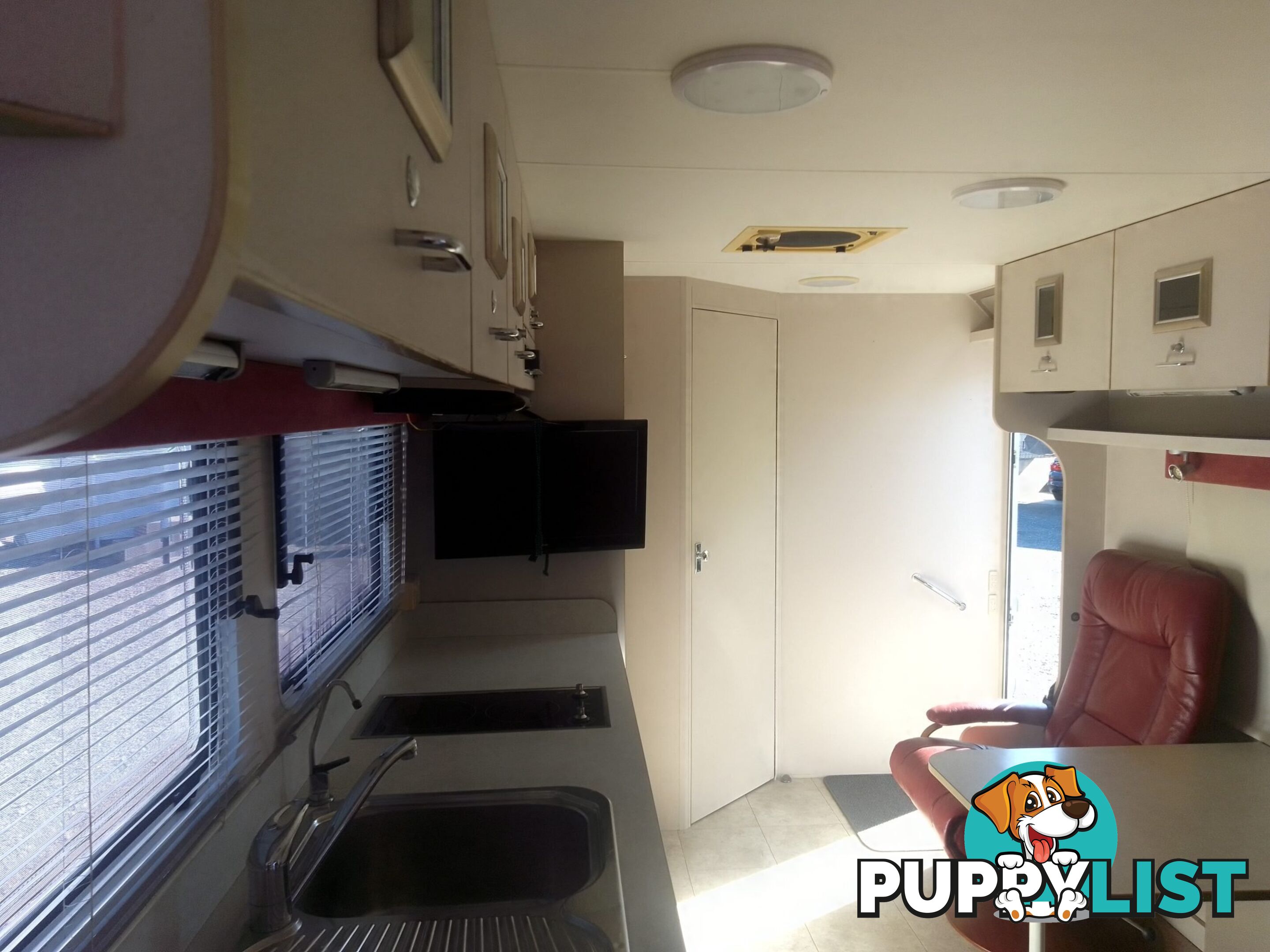 USED 2009 AUSTRALIS 7600 DUAL AXLE TOURING CARAVAN