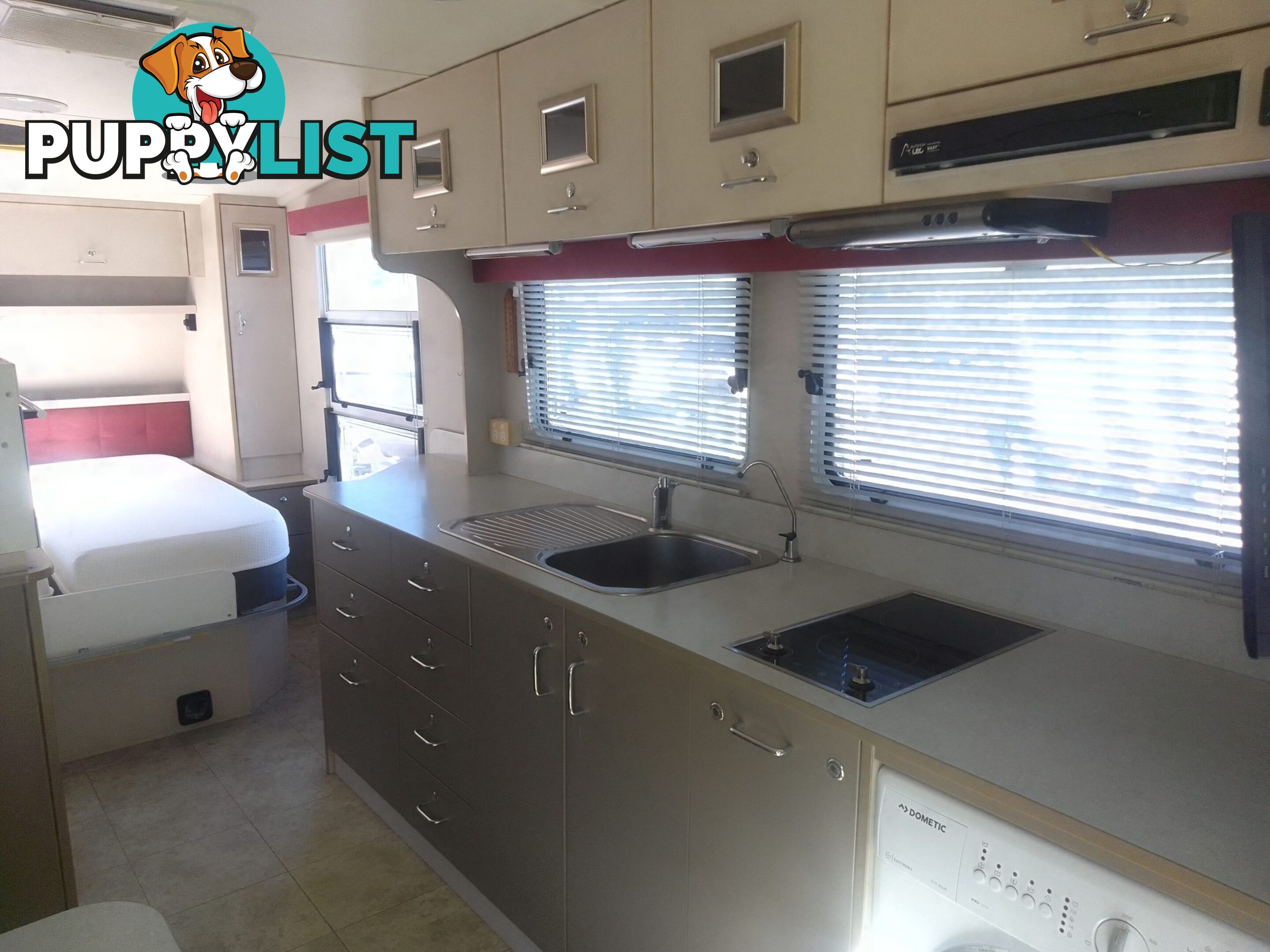 USED 2009 AUSTRALIS 7600 DUAL AXLE TOURING CARAVAN