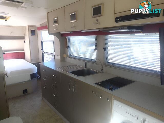 USED 2009 AUSTRALIS 7600 DUAL AXLE TOURING CARAVAN