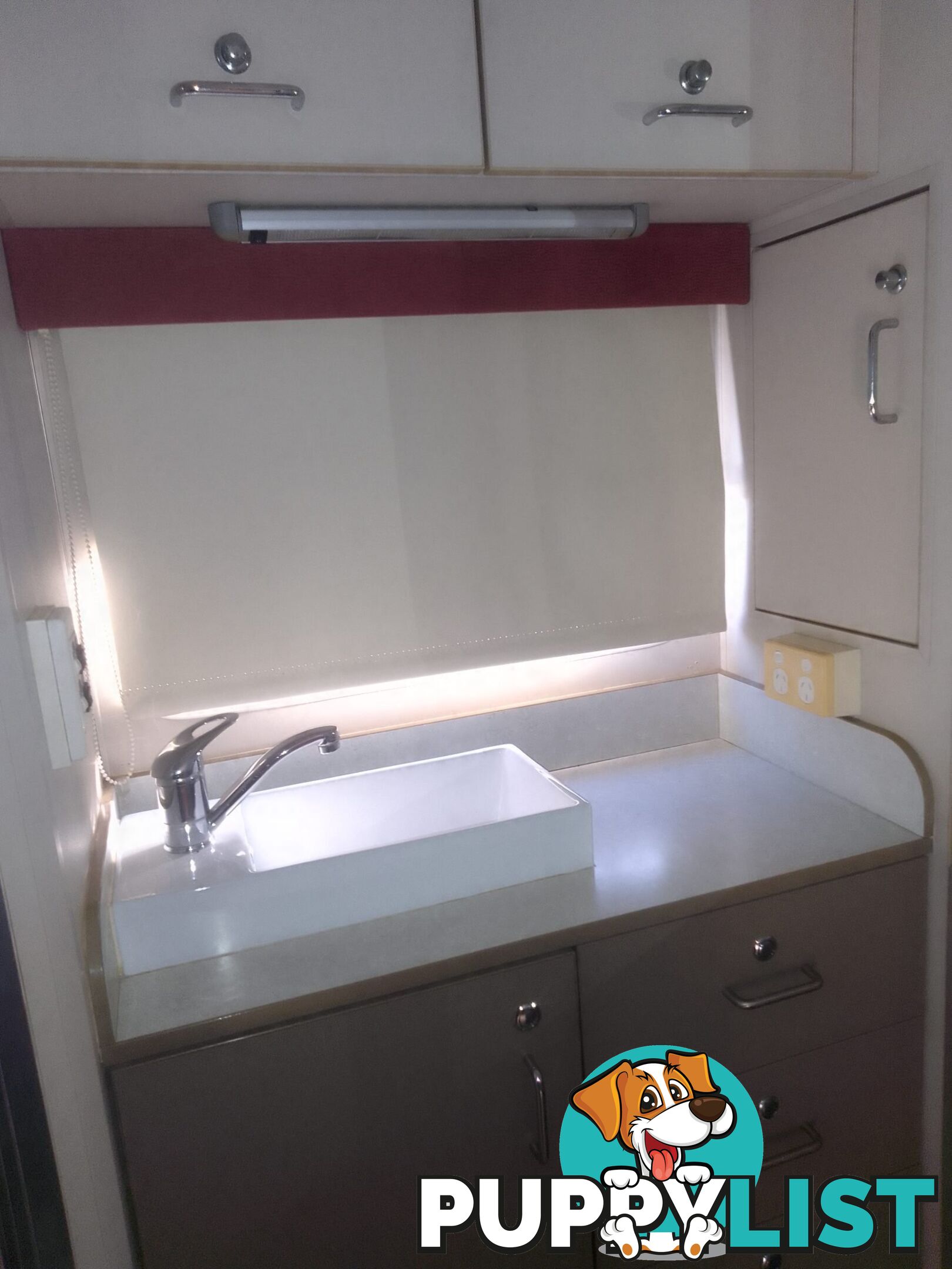 USED 2009 AUSTRALIS 7600 DUAL AXLE TOURING CARAVAN