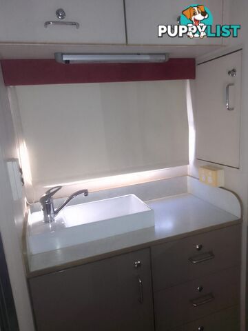 USED 2009 AUSTRALIS 7600 DUAL AXLE TOURING CARAVAN