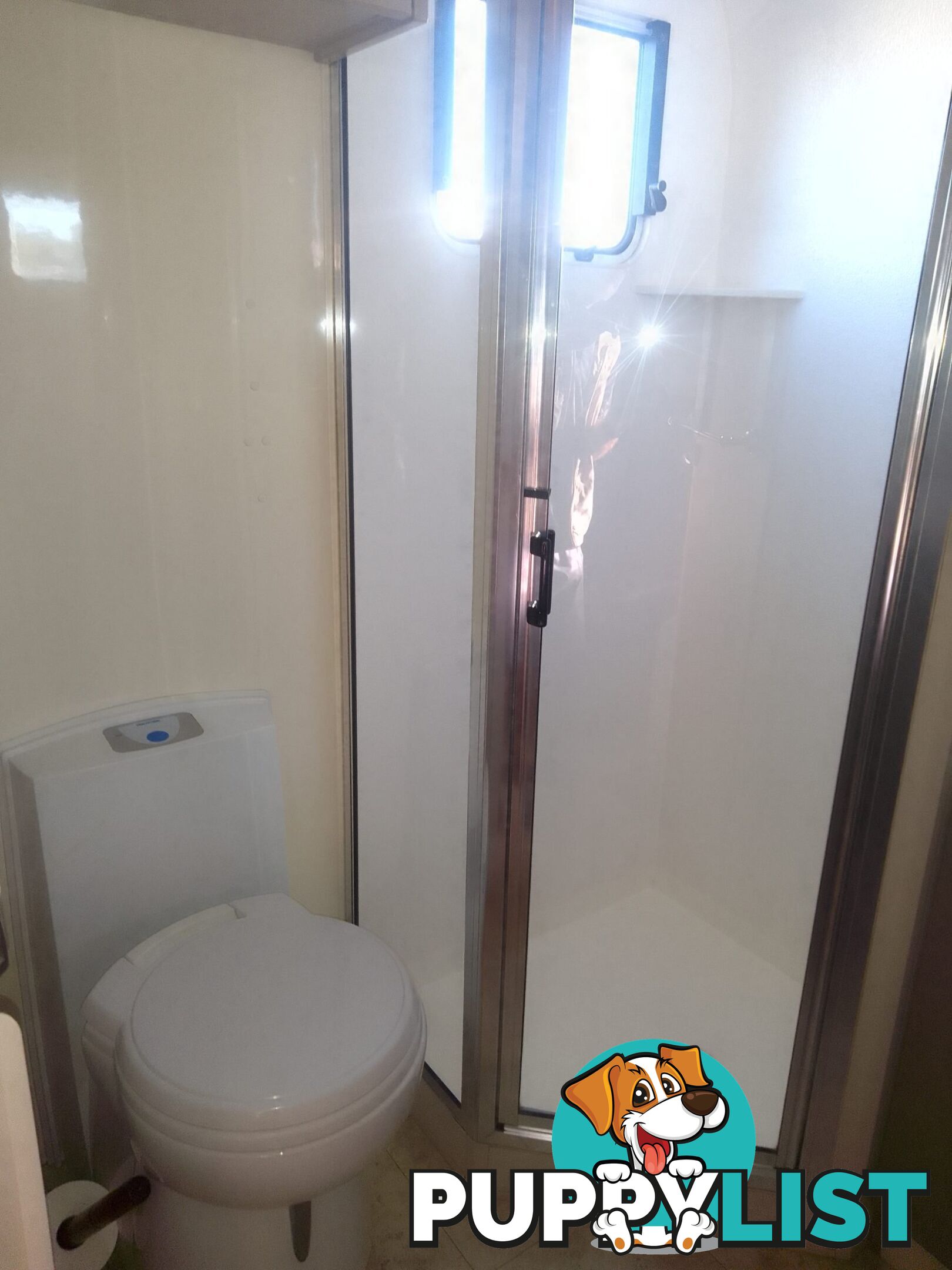 USED 2009 AUSTRALIS 7600 DUAL AXLE TOURING CARAVAN
