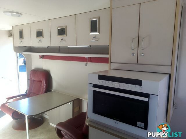 USED 2009 AUSTRALIS 7600 DUAL AXLE TOURING CARAVAN