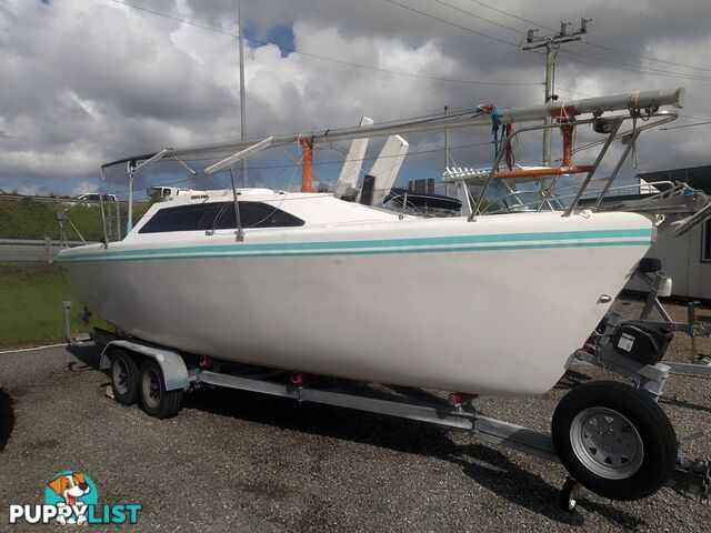 BLAZER 740 TRAILER SAILOR 7.4M SAIL BOAT -15HP YAMAHA 2 STROKE OUTBOARD AND TRAILER