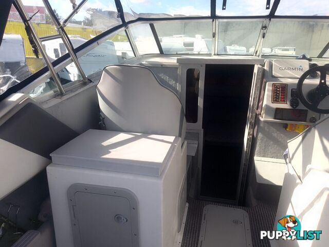 USED HAINES HUNTER 680C HALF CABIN WITH A 2005 SUZUKI 200HP 4 STROKE OUTBOARD ON A 2020 SWIFTCO DUAL AXLE TRAILER