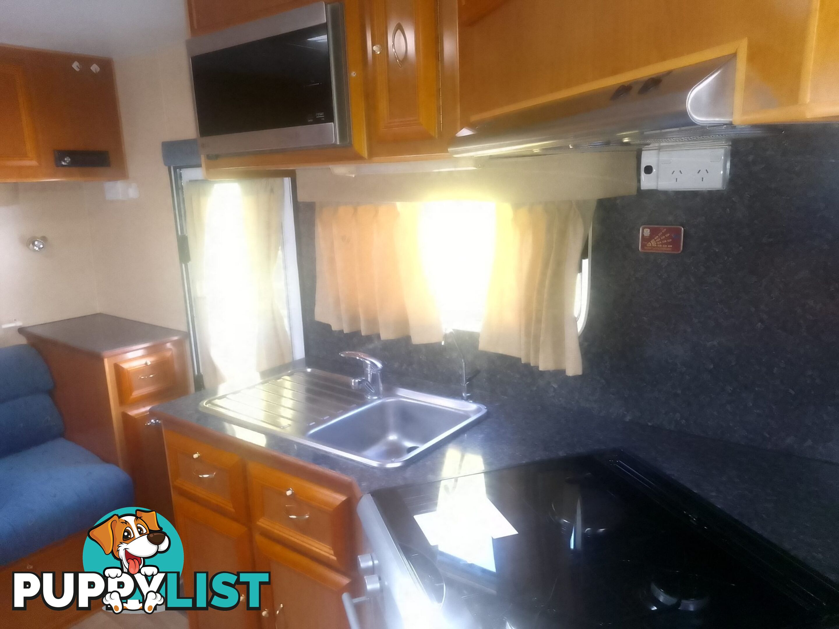 USED 2009 REGENT CRUISER SERIES 3 18' SINGLE AXLE TOURING CARAVAN