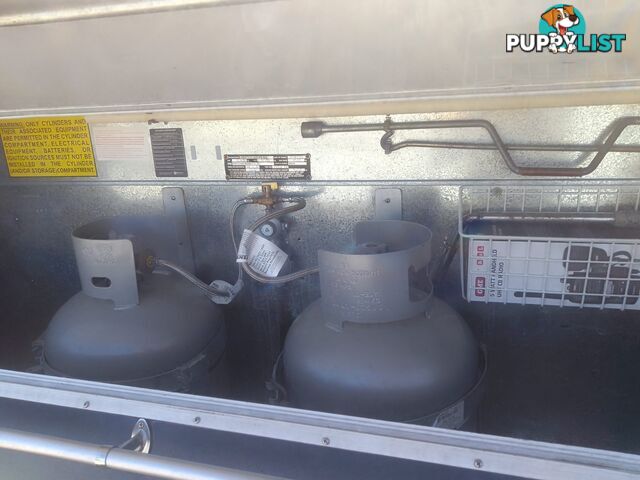 USED 2009 REGENT CRUISER SERIES 3 18' SINGLE AXLE TOURING CARAVAN