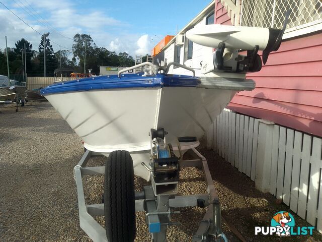 USED SEA HUNTER 4.5M OPEN DINGHY WITH A 2009 MODEL YAMAHA FOUR STROKE ENGINE ON A VZF FABRICATIONS ALLOY TRAILER