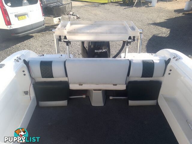 USED SAVAGE TASMAN 5.2 MT HALF CABIN 2005 POWERED BY A 115 HP SUZUKI 4 STROKE 2005 DONE 205 HOURS ON A 2017 MULTI ROLLER TRAILER