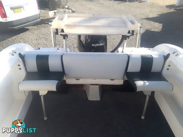 USED SAVAGE TASMAN 5.2 MT HALF CABIN 2005 POWERED BY A 115 HP SUZUKI 4 STROKE 2005 DONE 205 HOURS ON A 2017 MULTI ROLLER TRAILER