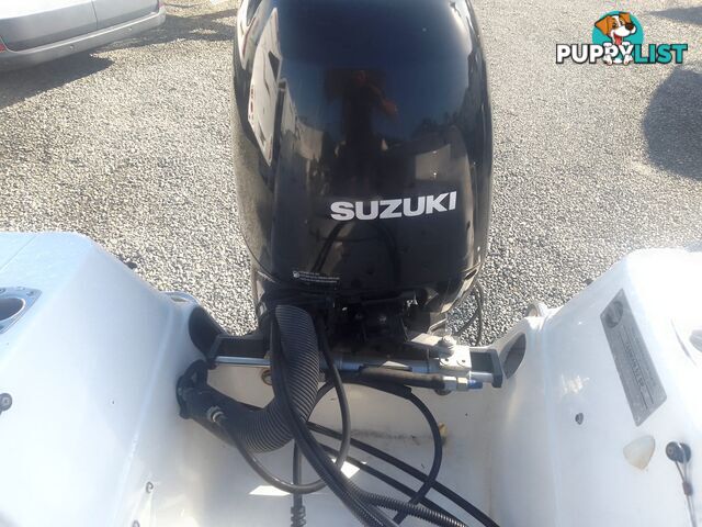 USED SAVAGE TASMAN 5.2 MT HALF CABIN 2005 POWERED BY A 115 HP SUZUKI 4 STROKE 2005 DONE 205 HOURS ON A 2017 MULTI ROLLER TRAILER