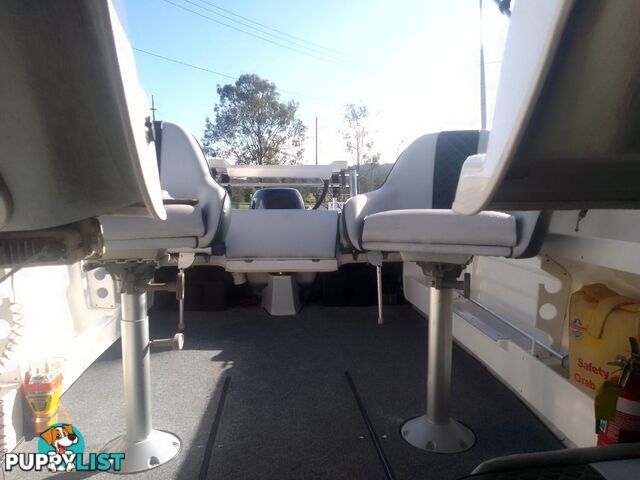 USED SAVAGE TASMAN 5.2 MT HALF CABIN 2005 POWERED BY A 115 HP SUZUKI 4 STROKE 2005 DONE 205 HOURS ON A 2017 MULTI ROLLER TRAILER