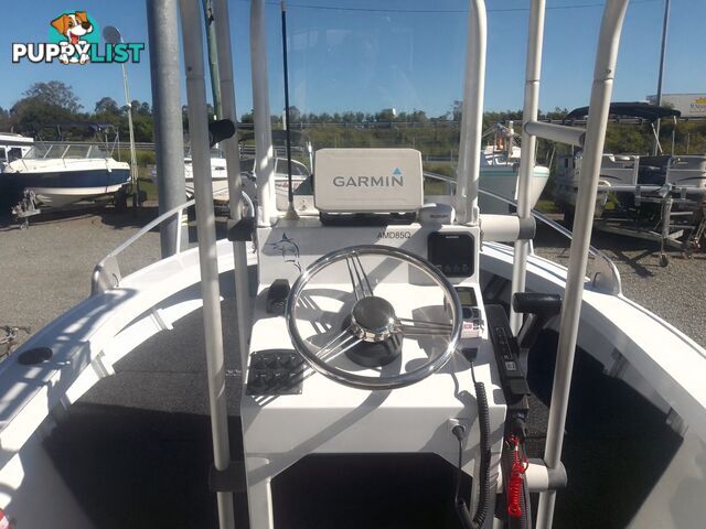 USED 2019 AQUAMASTER 490 CENTRE CONSOLE WITH A 2019 80HP SUZUKI 4 STROKE OUTBOARD ON A MARFAIR MARINE SINGLE AXLE TRAILER