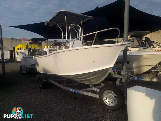 USED 2019 AQUAMASTER 490 CENTRE CONSOLE WITH A 2019 80HP SUZUKI 4 STROKE OUTBOARD ON A MARFAIR MARINE SINGLE AXLE TRAILER