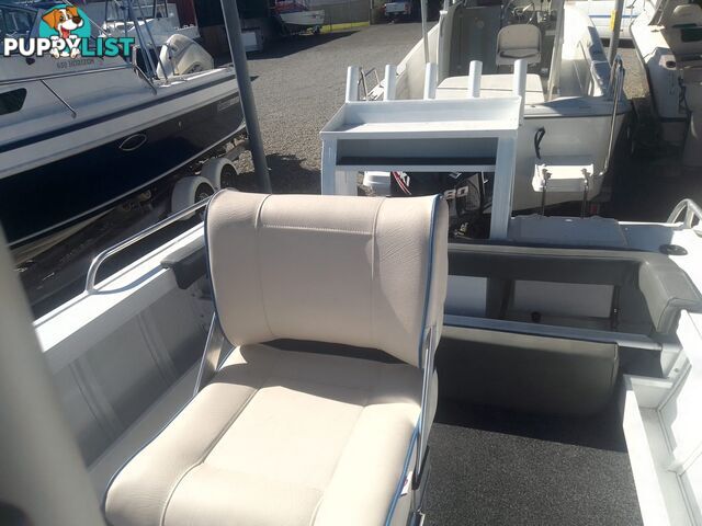 USED 2019 AQUAMASTER 490 CENTRE CONSOLE WITH A 2019 80HP SUZUKI 4 STROKE OUTBOARD ON A MARFAIR MARINE SINGLE AXLE TRAILER