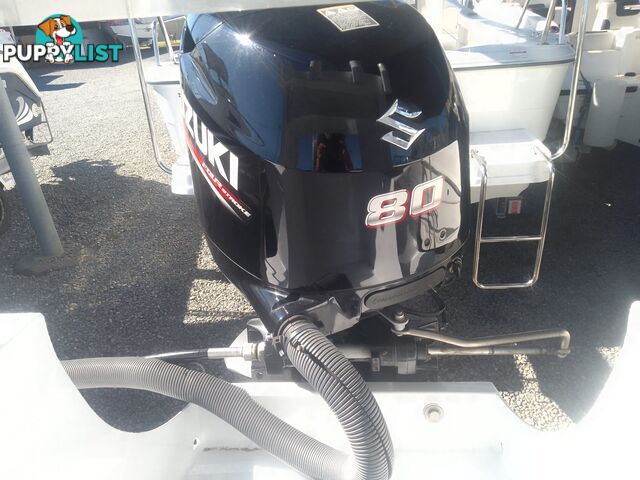 USED 2019 AQUAMASTER 490 CENTRE CONSOLE WITH A 2019 80HP SUZUKI 4 STROKE OUTBOARD ON A MARFAIR MARINE SINGLE AXLE TRAILER
