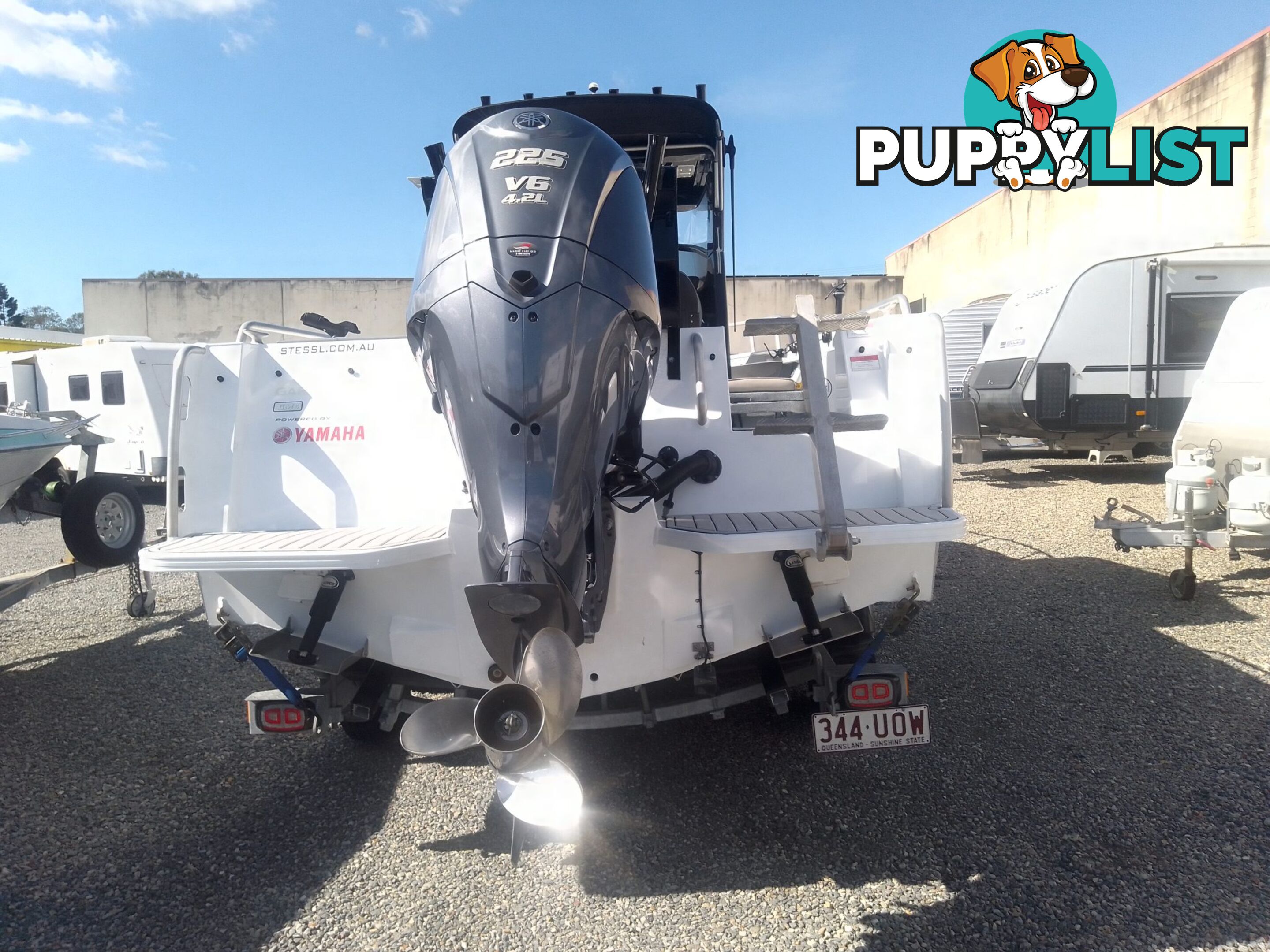 USED 2022 STESSL 660 COASTRUNNER MAGNUM CENTRE CABIN WITH A V6 225HP YAMAHA FOUR STROKE ENGINE ON A DUNBIER DUAL AXLE TRAILER