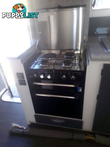 USED 2021 SUPREME CLASSIC TOURING CARAVAN 21FT