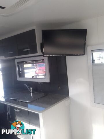 USED 2021 SUPREME CLASSIC TOURING CARAVAN 21FT
