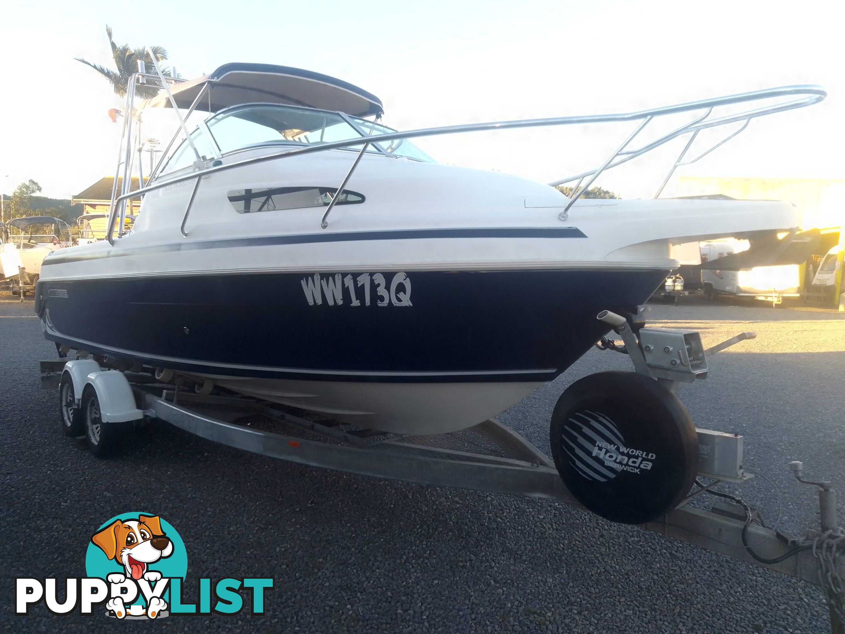 USED 2005 HAINES HUNTER 650 HORIZON HALF CABIN ON A 2005 EASYTOW DUAL AXLE TRAILER WITH A 215HP HONDA 4 STROKE OUTBOARD