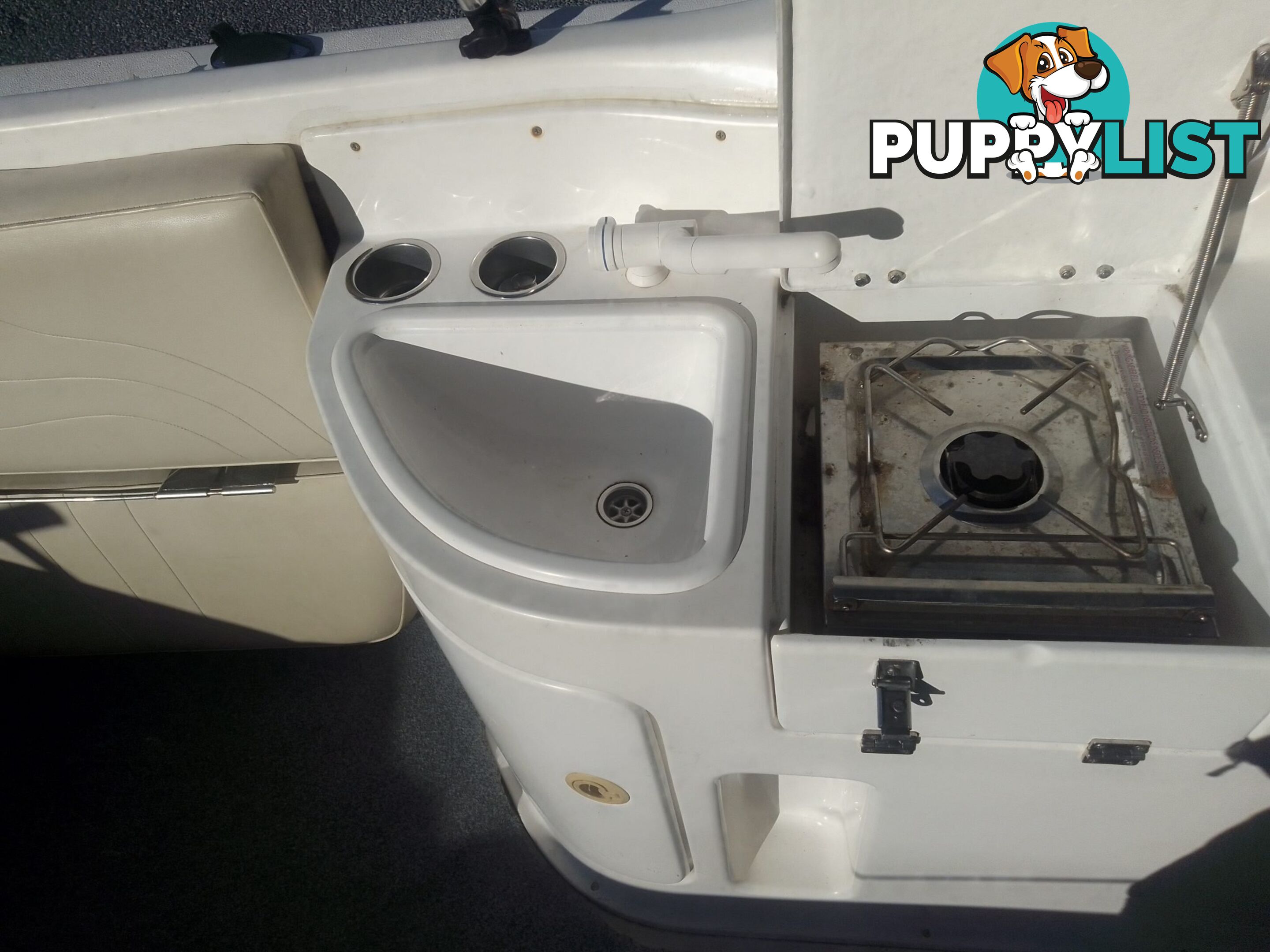 USED 2005 HAINES HUNTER 650 HORIZON HALF CABIN ON A 2005 EASYTOW DUAL AXLE TRAILER WITH A 215HP HONDA 4 STROKE OUTBOARD