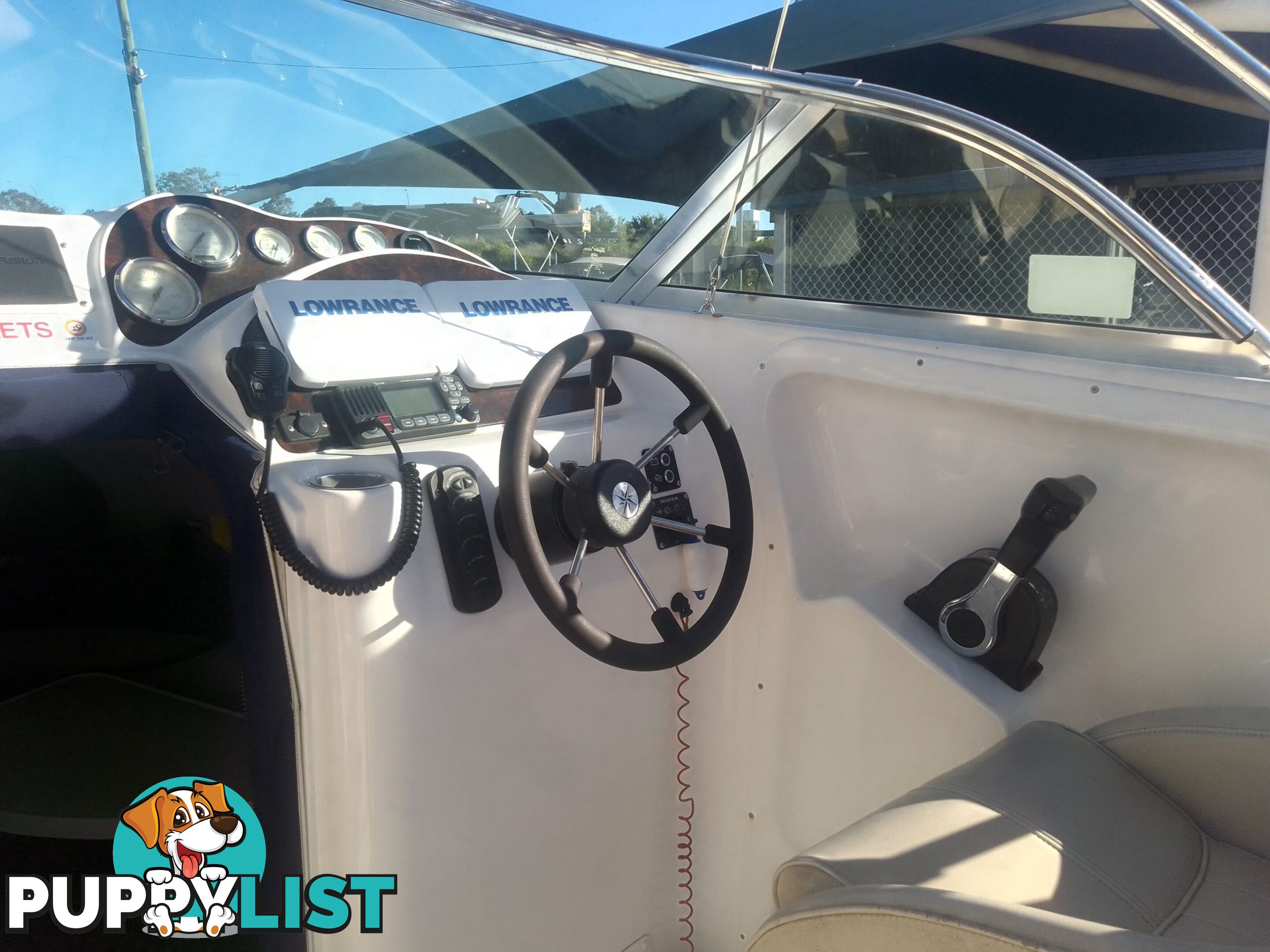 USED 2005 HAINES HUNTER 650 HORIZON HALF CABIN ON A 2005 EASYTOW DUAL AXLE TRAILER WITH A 215HP HONDA 4 STROKE OUTBOARD