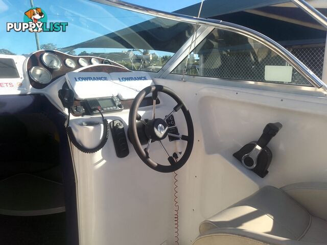 USED 2005 HAINES HUNTER 650 HORIZON HALF CABIN ON A 2005 EASYTOW DUAL AXLE TRAILER WITH A 215HP HONDA 4 STROKE OUTBOARD