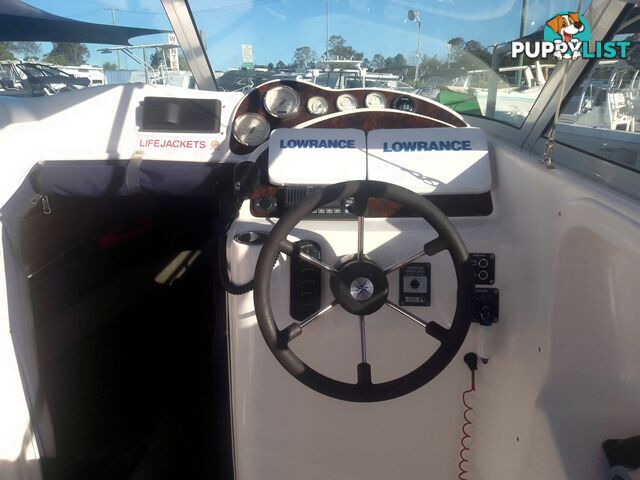 USED 2005 HAINES HUNTER 650 HORIZON HALF CABIN ON A 2005 EASYTOW DUAL AXLE TRAILER WITH A 215HP HONDA 4 STROKE OUTBOARD