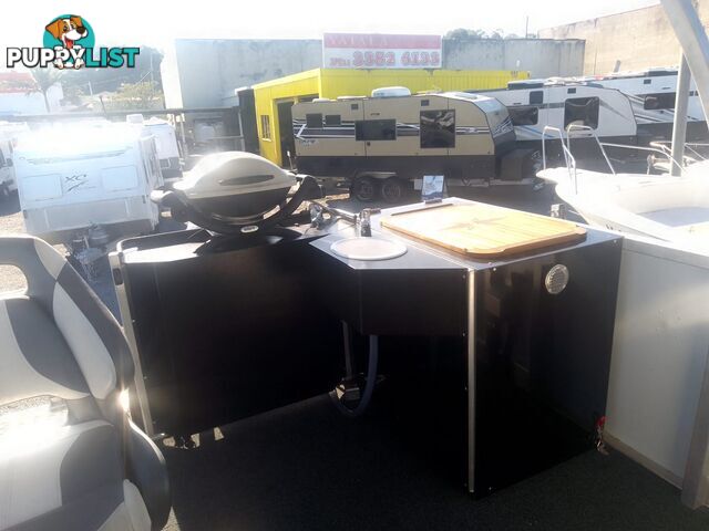 USED 2021 MANCRAFT 8.00M PONTOON BOAT WITH 2020 MODEL 250HP YAMAHA 4 STROKE ENGINE ON A 2021 DAVID BALE BUILT ALLOY CUSTOM BUILT TRAILER.