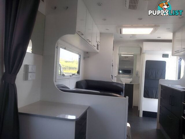 NEW AGE OZ CLASSIC 21FT TOURING CARAVAN