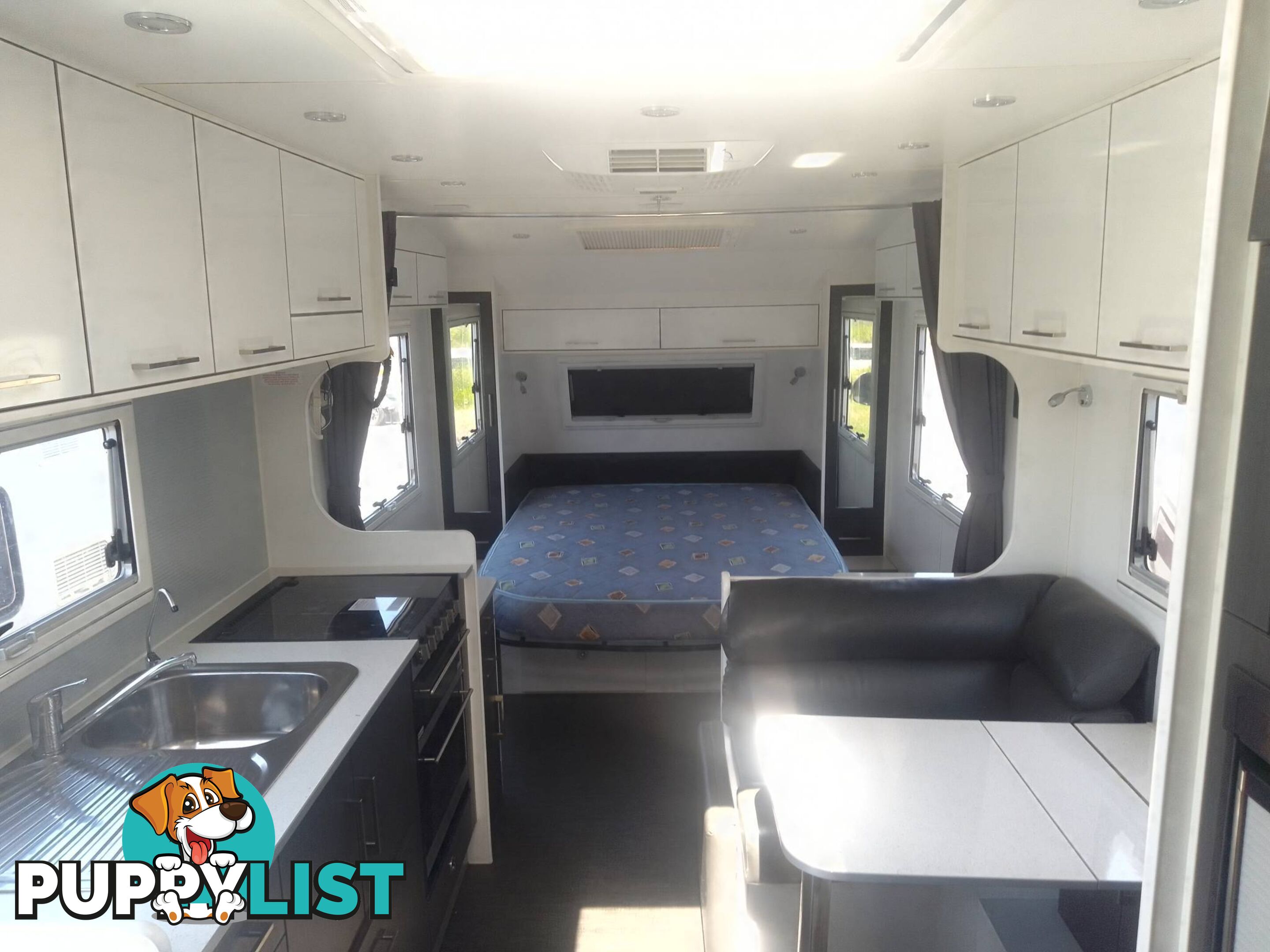 NEW AGE OZ CLASSIC 21FT TOURING CARAVAN