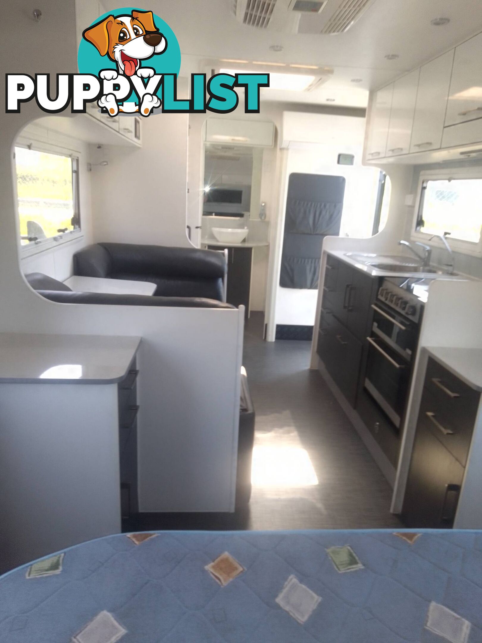 NEW AGE OZ CLASSIC 21FT TOURING CARAVAN