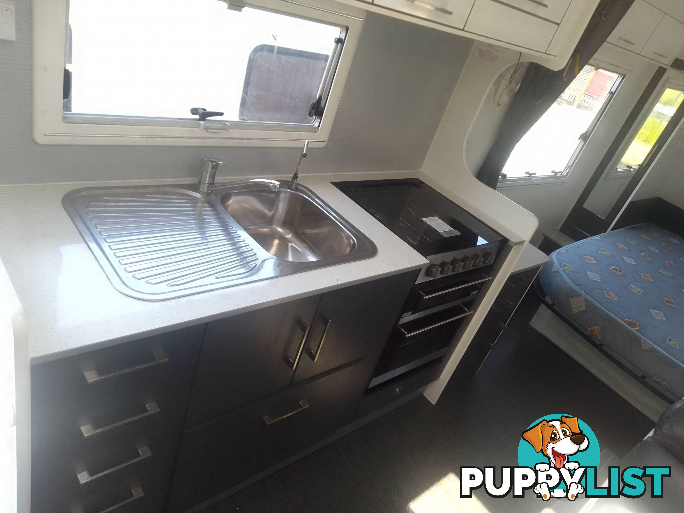 NEW AGE OZ CLASSIC 21FT TOURING CARAVAN