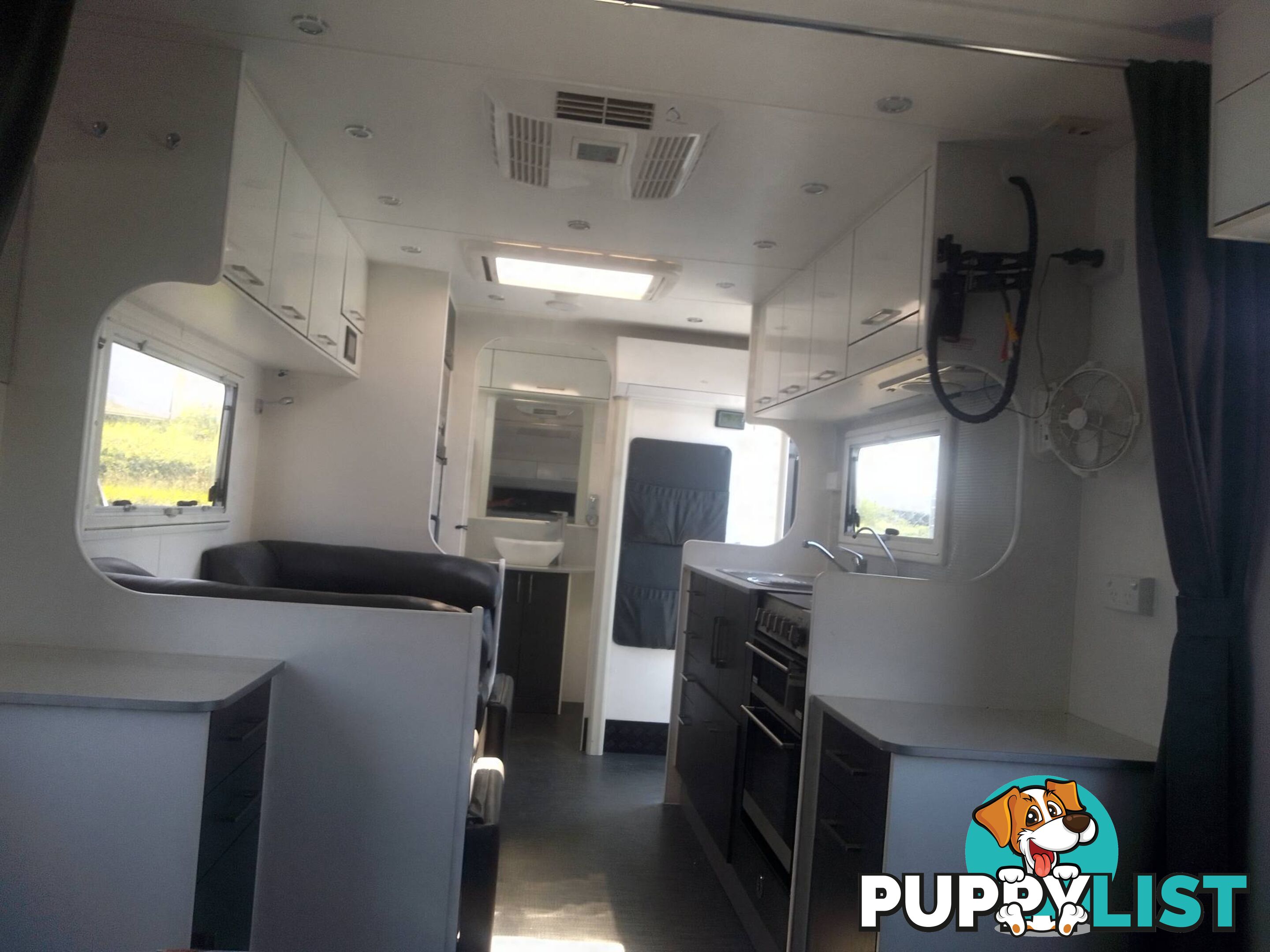 NEW AGE OZ CLASSIC 21FT TOURING CARAVAN