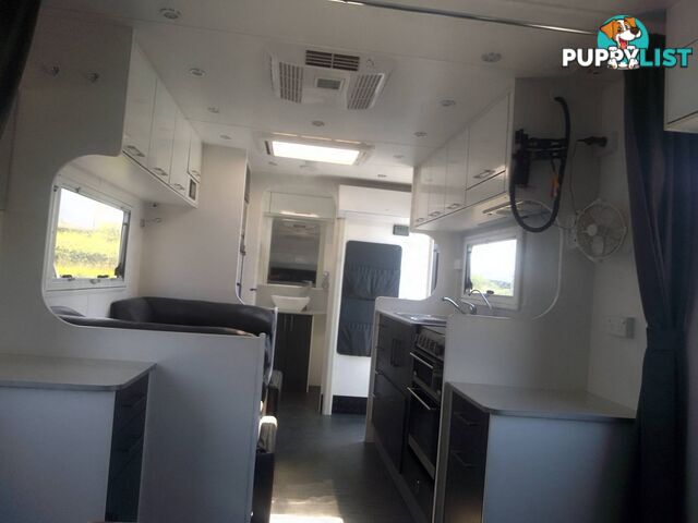 NEW AGE OZ CLASSIC 21FT TOURING CARAVAN