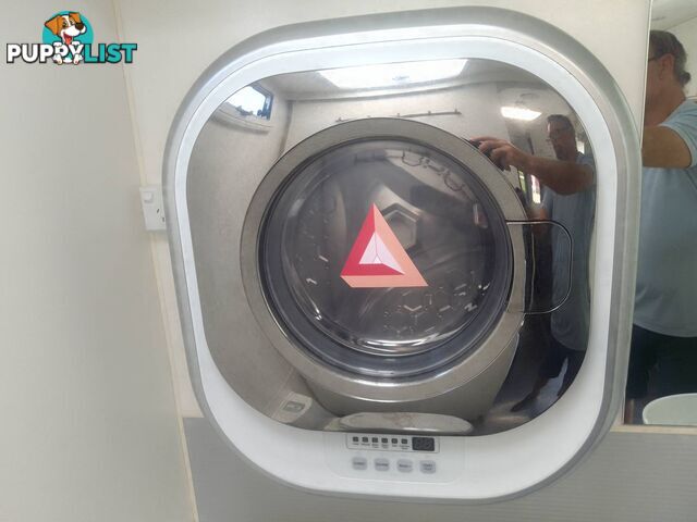 NEW AGE OZ CLASSIC 21FT TOURING CARAVAN