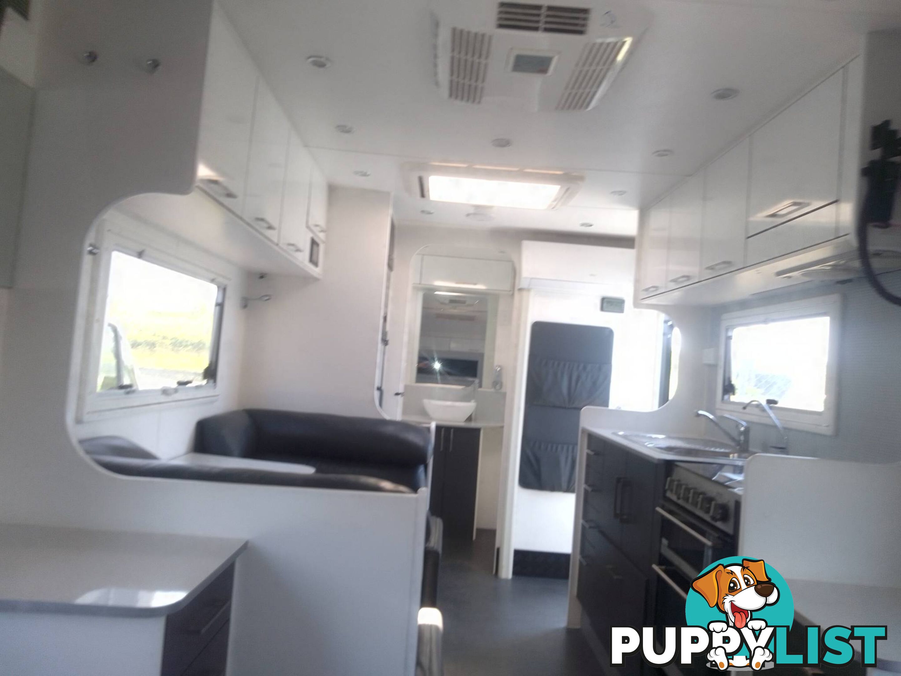 NEW AGE OZ CLASSIC 21FT TOURING CARAVAN