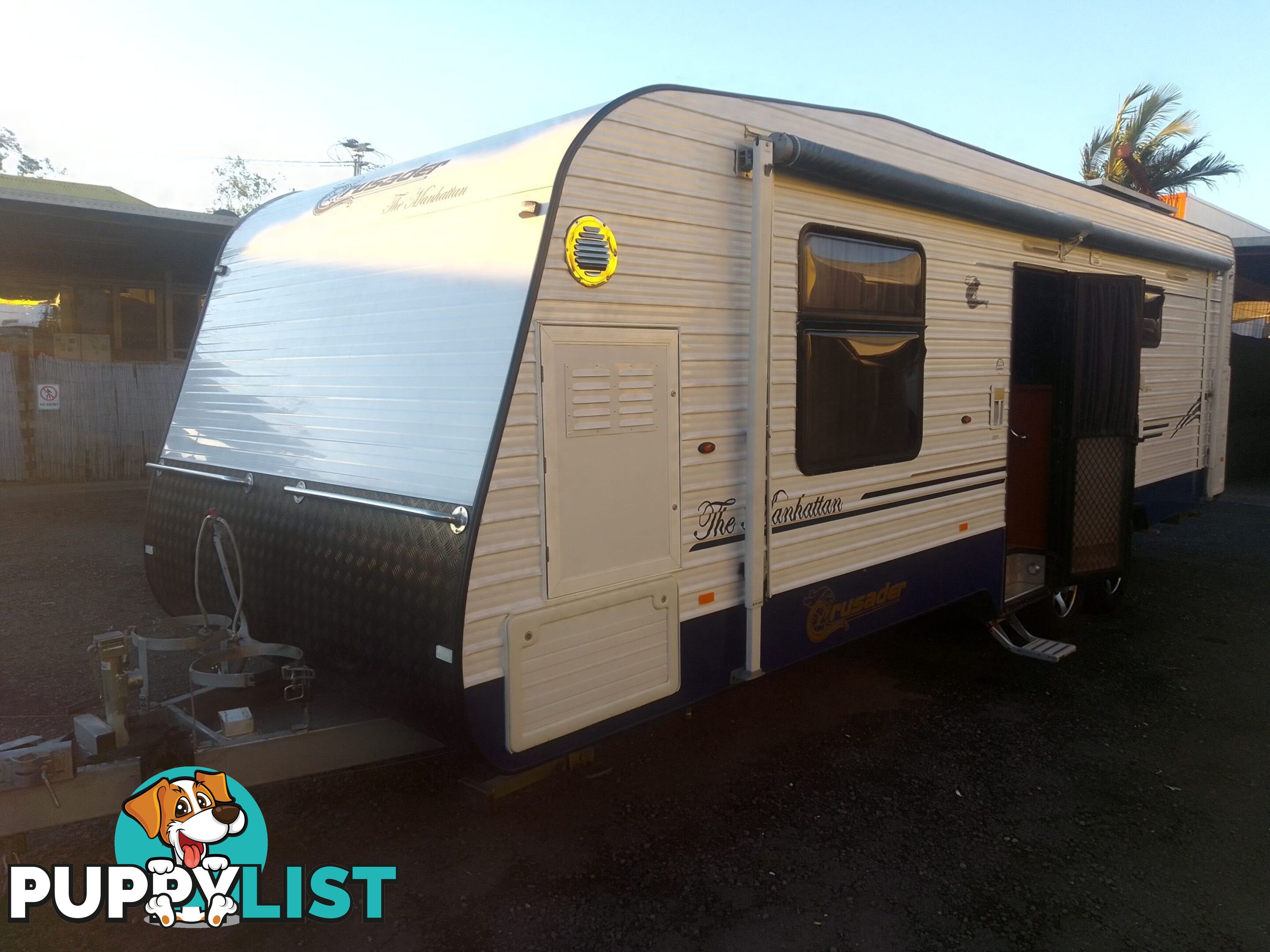 USED 2012 CRUSADER MANHATTAN 24'DUAL AXLE TOURING CARAVAN